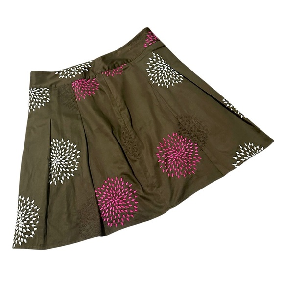 Ann Taylor Petites pleated skirt with embroidered white/pink flowers, sz 12p - Picture 3 of 8